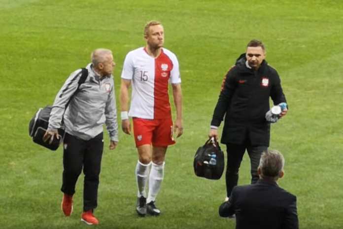 Kamil Glik ze złamanym nosem schodzi z boiska. Foto: yt