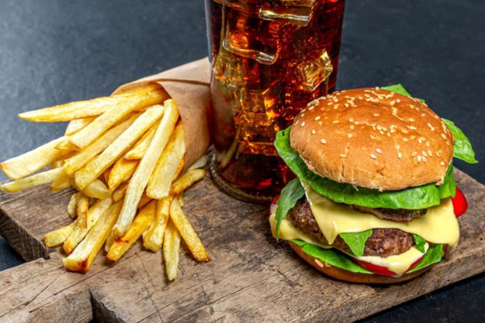 Hamburger z frytkami. Foto: pixabay