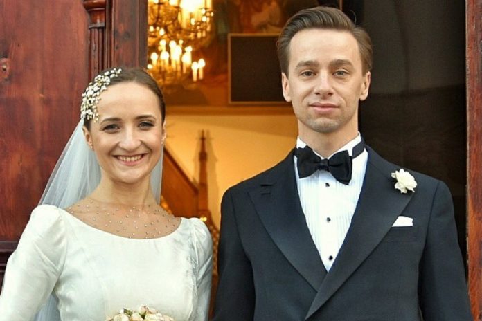 Karina Bosak, z domu Walinowicz, i Krzysztof Bosak tuż po ślubie.