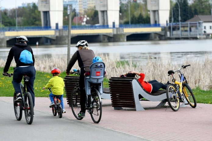 Rowerzyści na bulwarach w Rzeszowie.