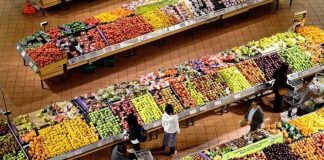 Warzywa i owoce w marketach.