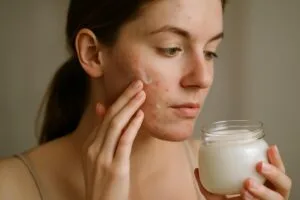 czy-mozna-stosowac-olej-kokosowy-na-skore-tradzikowa-pytamy-dermatologow-7