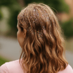 Jak nakładać brokat na włosy - metody aplikacji, trwałość i usuwanie