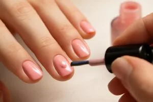 jak-zapobiegac-babelkom-w-lakierze-do-paznokci-wed-ug-ekspertow-3