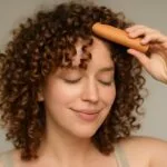 Wypróbowałam parówkę na skórę głowy i moje loki nigdy nie wyglądały lepiej