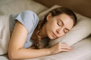 Jak nosić włosy do spania: 9 sposobów na ochronę włosów