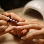 Jak zrobić idealny manicure żelowy w domu — porady profesjonalistów