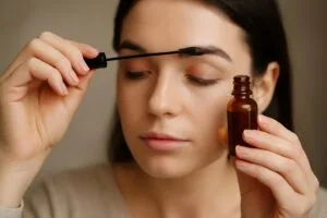 olej-rycynowy-na-brwi-jak-stosowac-by-pobudzic-wzrost-3