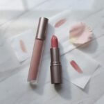Lip stain tint i klasyczna pomadka – różnice w efekcie i sposobie noszenia