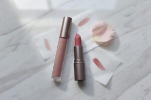 lip-stain-tint-i-klasyczna-pomadka-roznice-w-efekcie-i-sposobie-noszenia-2-1