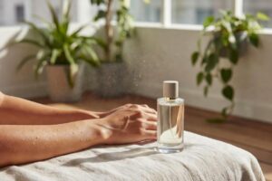 Perfumy w upale - jak pot SPF i wilgotność zmieniają projekcję zapachu