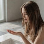 Pielęgnacja włosów niskoporowatych – jak unikać przyklapu i nadbudowy produktów